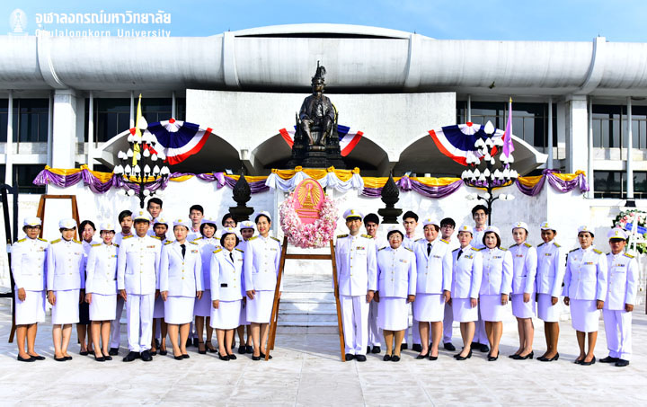 จุฬาลงกรณ์มหาวิทยาลัยร่วมพิธีวางพวงมาลาถวายสักการะพระบาทสม๶�ึϹ�จพระปก๶�กล้า๶�จ้าอยู่หัว