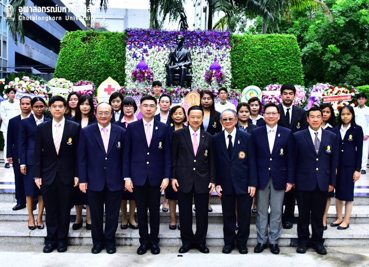 พิธีวางพวงมาลาสักการะพระบรมราชานุสาวรีย์พระบาทสมเด็จพระปรเมนทรมหาอานันทมหิดล