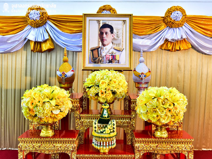 คณะผู้บริหารจุฬาฯลงนามถวายพระพรสมเึϹ�จพระ๶�จ้าอยู่หัว