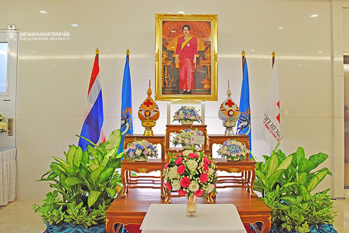 ทูลเกล้าทูลกระหม่อมถวายแจกันดอกไม้หน้าพระบรมฉายาลักษณ์ และลงนามถวายพระพรสมเด็จพระนางเจ้าสิริกิติ์ พระบรมราชินีนาถ ในรัชกาลที่ 9