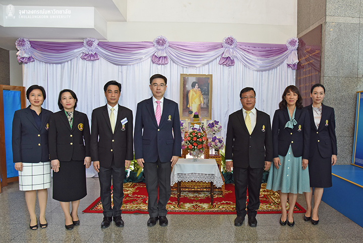 ผู้บริหาร และคณาจารย์จุฬาฯ ทูลเกล้าถวายแจกันดอกไม้หน้าพระฉายาลักษณ์ และลงนามถวายพระพรพระเจ้าวรวงศ์เธอ พระองค์เจ้าโสมสวลี พระวรราชาทินัดดามาตุ