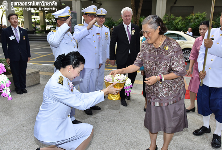 สมเด็จพระเทพรัตนราชสุดา ฯ  สยามบรมราชกุมารีเสด็จฯ พระราชทานเกียรติบัตรแก่ผู้ชนะการแข่งขันประเภทต่างๆในงานกิจกรรมประจำปีของสมาคมครูภาษาฝรั่งเศสแห่งประเทศไทย