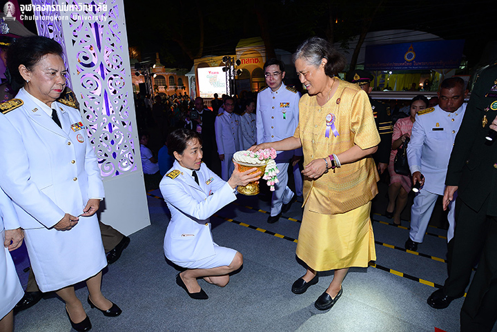 สมเด็จพระเทพรัตนราชสุดาฯ สยามบรมราชกุมารีทรงเยี่ยมร้านกาชาดจุฬาฯ