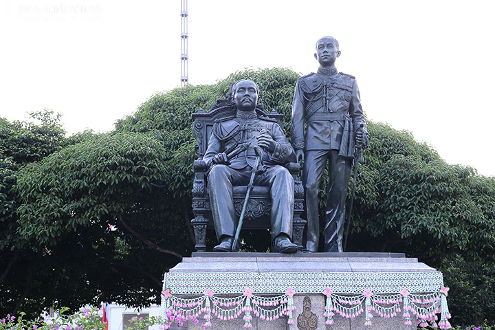 พิธีวางพวงมาลาถวายสักการะและพิธีบำเพ็ญกุศลอุทิศถวายเนื่องในวันสมเด็จพระมหาธีรราชเจ้า