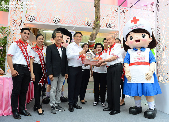 ๶�ลྺาธิการสภากาชาดไทยเยี่ยมชมร้า�Ȩ��าชาดจุฬาฯ