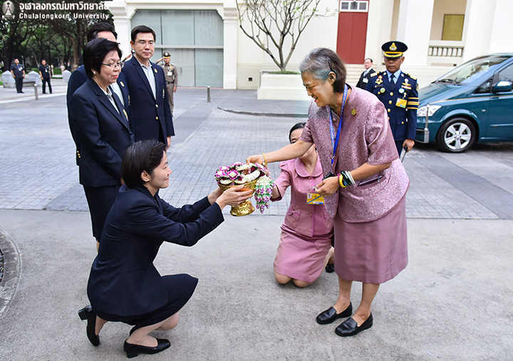 สมเด็จพระเทพรัตนราชสุดาฯ สยามบรมราชกุมารี เสด็จฯ ทรงบาตรเนื่องในโอกาสครบ 102 ปี คณะอักษรศาสตร์ จุฬาฯ
