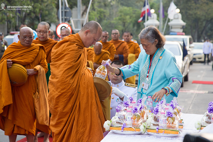 สมเด็จพระเทพรัตนราชสุดาฯ สยามบรมราชกุมารี ทรงบาตร เนื่องในโอกาสส่งท้ายปีเก่าต้อนรับปีใหม่ 2562