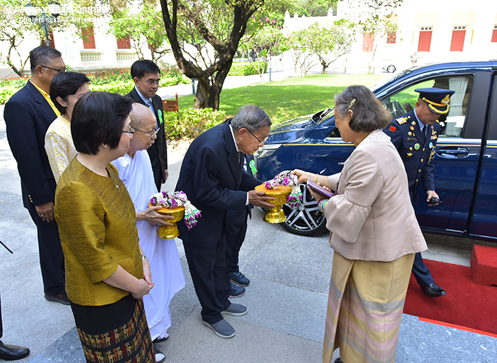 สมเด็จพระเทพรัตนราชสุดาฯ  สยามบรมราชกุมารีเสด็จฯ พระราชทานน้ำสงกรานต์แก่อาจารย์อาวุโสของชมรมบาลี – สันสกฤต คณะอักษรศาสตร์ จุฬาฯ