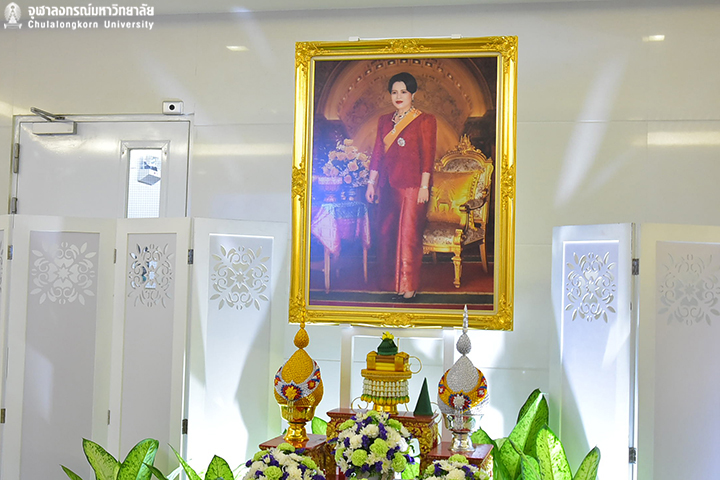 ลงนามถวายพระพรสมเด็จพระนางเจ้าสิริกิติ์ พระบรมราชินีนาถ ในรัชกาลที่ 9