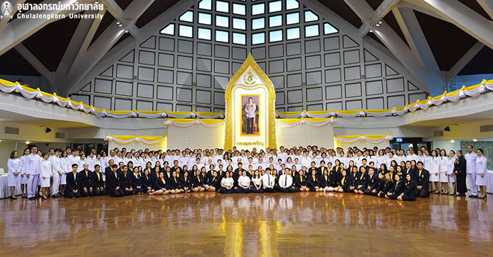 ชาวจุฬาฯลงนามถวายพระพรสมเด็จพระเจ้าอยู่หัวเนื่องในโอกาสพระราชพิธีบรมราชาภิเษก