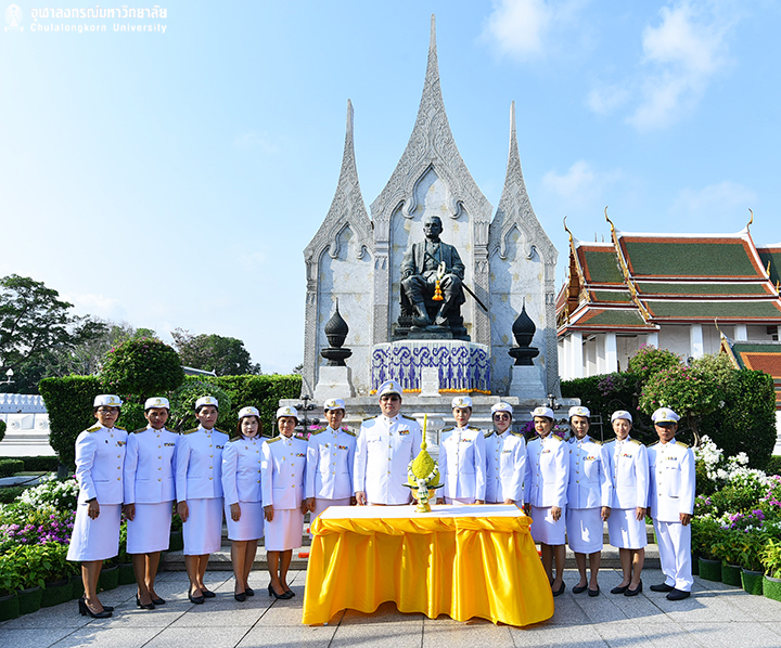 พิธีวางพุ่มดอกไม้ถวายสักการะพระบาทสมเด็จพระนั่งเกล้าเจ้าอยู่หัว