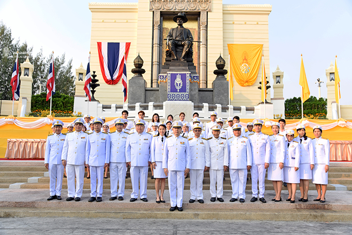 พิธีวางพานพุ่มดอกไม้ถวายสักการะพระบาทสมเด็จพระพุทธยอดฟ้าจุฬาโลกมหาราช เนื่องในวันจักรี