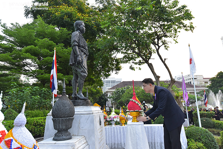 พิธีวางพุ่มดอกไม้ถวายสักการะ สมเด็จพระศรีพัชรินทราบรมราชินีนาถ พระบรมราชชนนีพันปีหลวง