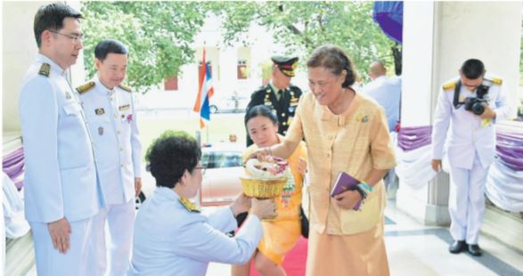 สมเด็จพระกนิษฐาธิราชเจ้า กรมสมเด็จพระเทพรัตนราชสุดาฯ สยามบรมราชกุมารี เสด็จพระราชดำเนินไป ทรงฟังปาฐกถาชุดสิรินธร