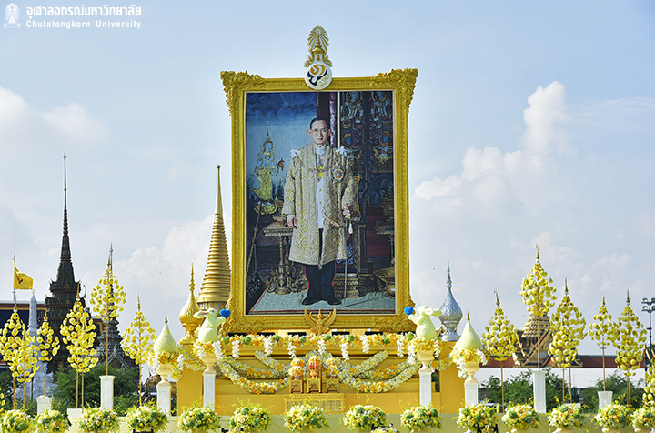 จุฬาฯร่วมวางพวงมาลาถวายสักการะพระบาทสมเด็จพระบรมชนกาธิเบศร มหาภูมิพลอดุลยเดชมหาราช บรมนาถบพิตร