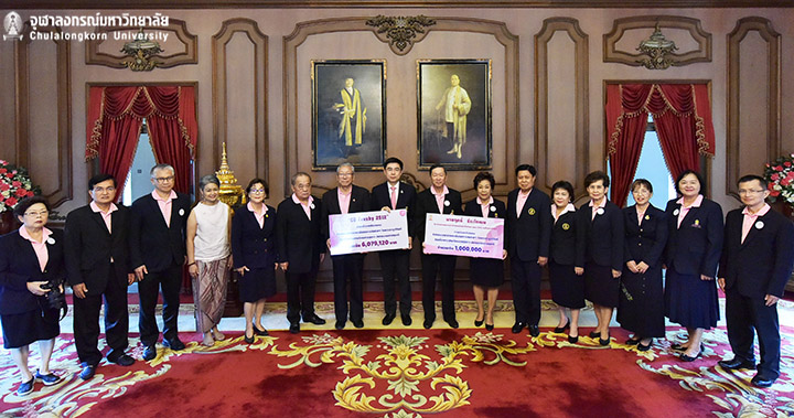 มอบเงิ�Ȩ��ริจาคเข้ากองทุ�Ȩ��ุฬาลงกรณ์บรมราชสมภพฯ
