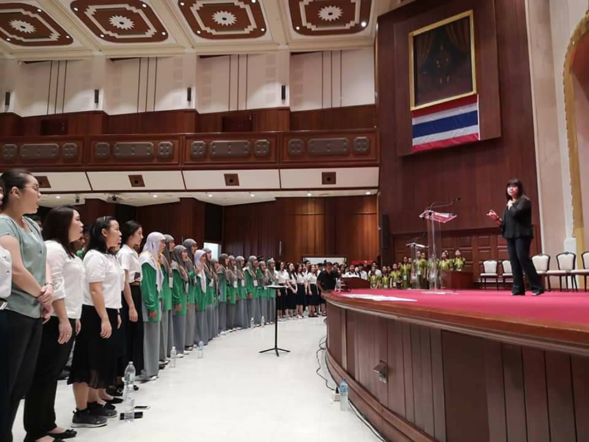 คณะนักร้องประสานเสียงร่วมรับเสด็จ สมเด็จพระสันตะปาปาฟรันซิส ในงานแสดงปาฐกถา ณ จุฬาลงกรณ์มหาวิทยาลัย