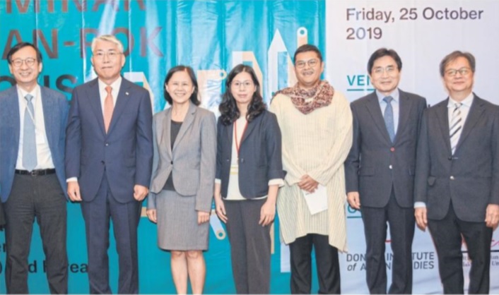 Photo News: Column SOCIAL SCENE: INTERNATIONAL TIES