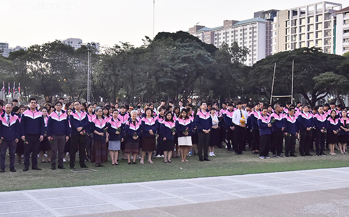 นิสิตนักกีฬาจุฬาฯ ที่เข้าร่วมกีฬามหาวิทยาลัยถวายสักการะพระบรมราชานุสาวรีย์ 2 รัชกาล