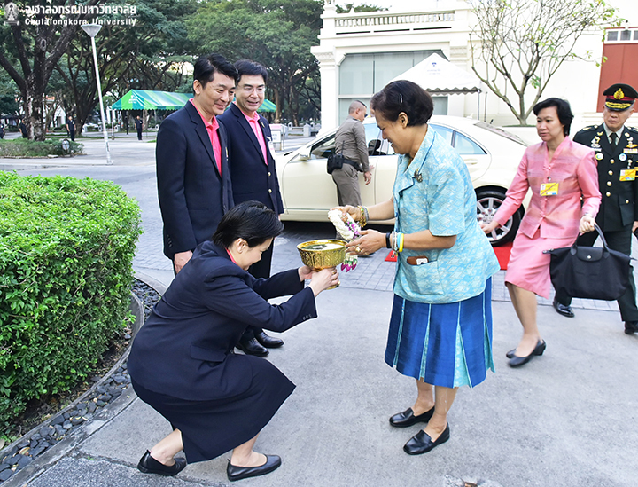 สมเด็จพระกนิษฐาธิราชเจ้า กรมสมเด็จพระเทพรัตนราชสุดาฯ สยามบรมราชกุมารีเสด็จฯ ทรงบาตรเนื่องในโอกาสคล้ายวันสถาปนาคณะอักษรศาสตร์ จุฬาฯ ครบ 103 ปี