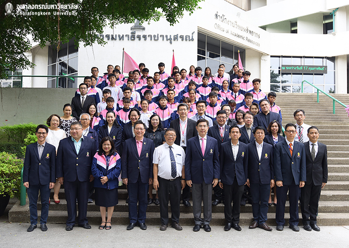 มอบྺองที่ระลึกให้นักกีฬาที่ทำผลงานให้กับมหาวิทยาลัย
