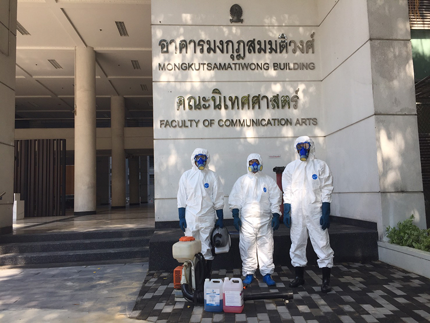 จุฬาฯ พ่นน้ำยาฆ่าเชื้อโรคเพื่อลดการระบาดของเชื้อไวรัส COVID – 19 ที่คณะนิเทศศาสตร์