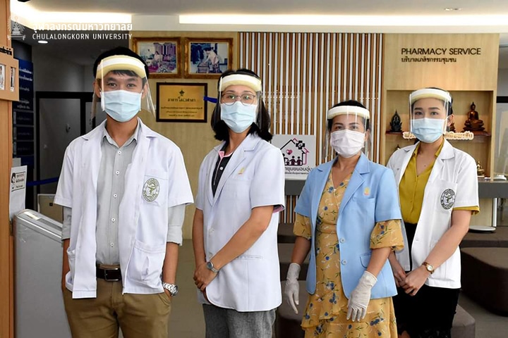 ผู้ปฏิบัติงานโอสถศาลา จุฬาฯ    ทำหน้ากากกันกระเด็น (Face Shield) ป้องกัน COVID-19