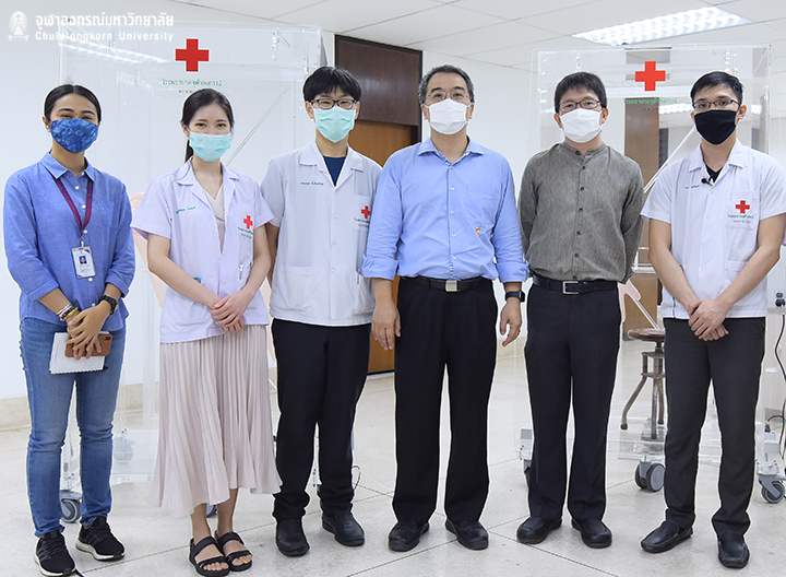 ผู้สื่อข่าวโมเดิร์นไนน์ทีวีสัมภาษณ์แพทย์จุฬาฯ เรื่อง”ตู้ความดันลบสำหรับเก็บสิ่งส่งตรวจจากผู้ป่วยที่ติดเชื้อ COVID-19″