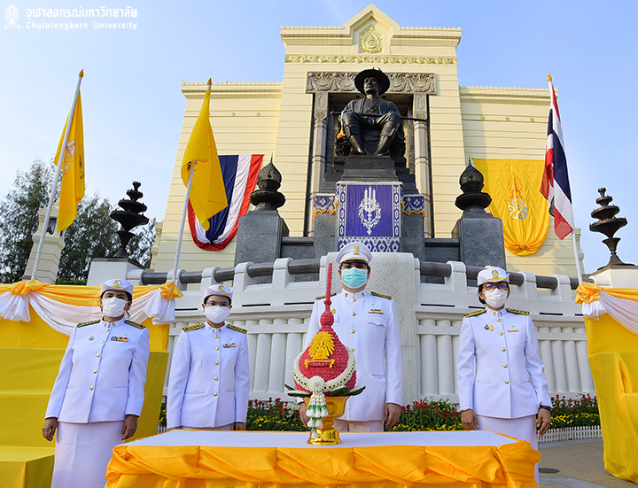 พิธีวางพานพุ่มดอกไม้ถวายสักการะเนื่องในวันจักรี