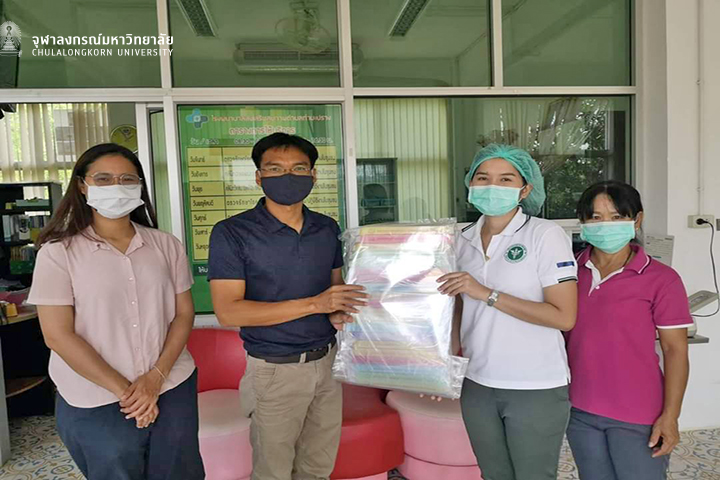 ศูนย์เครือข่ายการเรียนรู้เพื่อภูมิภาค จุฬาฯ มอบหน้ากากป้องกันใบหน้า (Face Shield) ให้โรงพยาบาลต่างๆ ที่สระบุรี