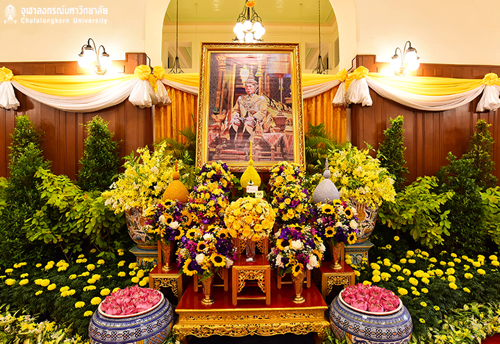 ทูลเกล้าฯถวายแจกันดอกไม้และลงนามถวายพระพรพระบาทสมเด็จพระเจ้าอยู่หัว เนื่องในวันฉัตรมงคล