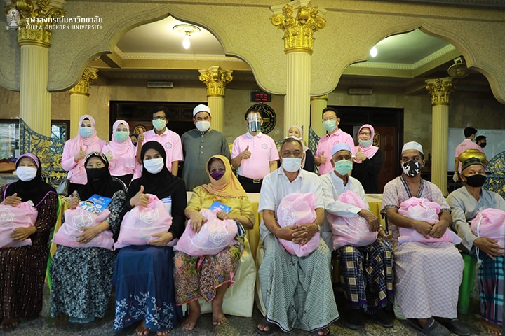 ศูนย์วิทยาศาสตร์ฮาลาล จุฬาฯ แจกถุงยังชีพ ให้ประชาชนที่ได้รับผลกระทบจาก COVID-19