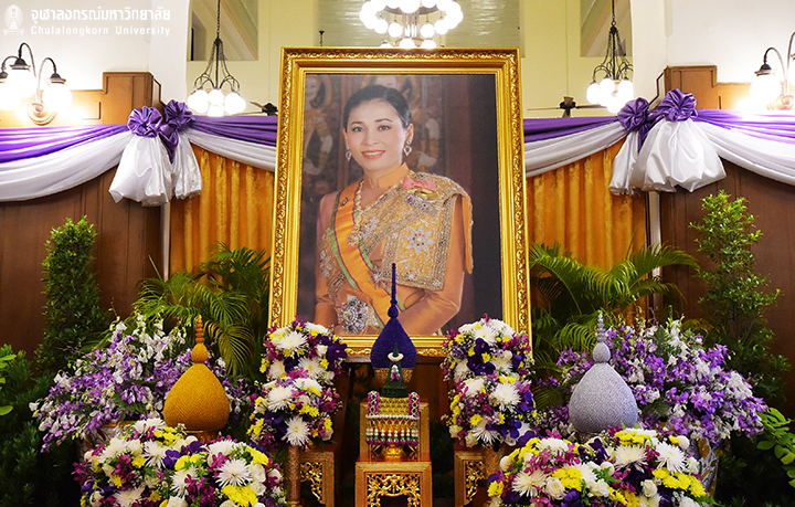ผู้บริหารจุฬาฯ ทูลเกล้าฯ ถวายแจกันดอกไม้และลงนามถวายพระพรสมเด็จพระนางเจ้าฯ พระบรมราชินี เนื่องในโอกาสวันเฉลิมพระชนมพรรษา