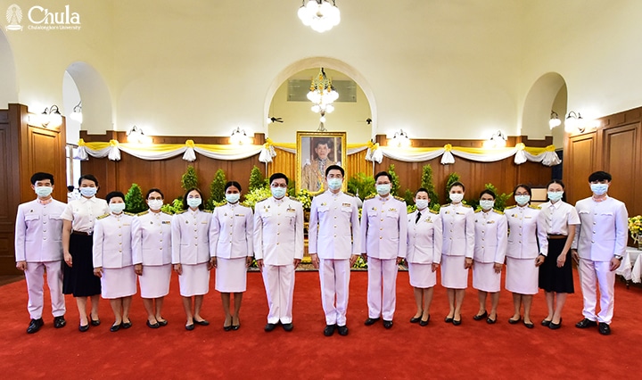 จุฬาฯ ทูลเกล้าฯ ถวายเงินและแจกันดอกไม้เนื่องในวันเฉลิมพระชนมพรรษาพระบาทสมเด็จพระเจ้าอยู่หัว
