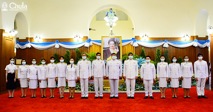 ผู้บริหารจุฬาฯ ทูลเกล้าฯ ถวายแจกันดอกไม้และลงนามถวายพระพรเนื่องในวันเฉลิมพระชนมพรรษา
