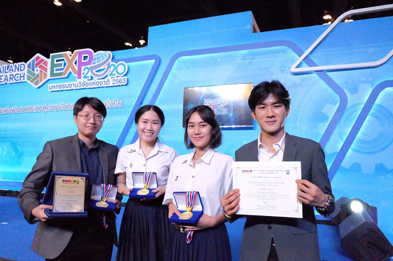 นิสิตและอาจารย์สาขาวิชาศิลปศึกษา คณะครุศาสตร์ จุฬาฯได้รับรางวัลการประกวดนวัตกรรม และร่วมนำเสนอบทความวิจัย