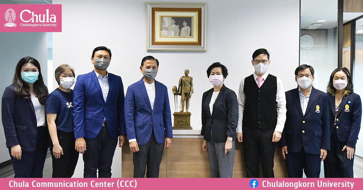 ผู้บริหารจุฬาฯ มอบพระบรมรูปรัชกาลที่ 5   แก่ผู้บริหาร บมจ.เอสซีจี แพค  เกจจิ้ง เพื่อแสดงความขอบคุณ