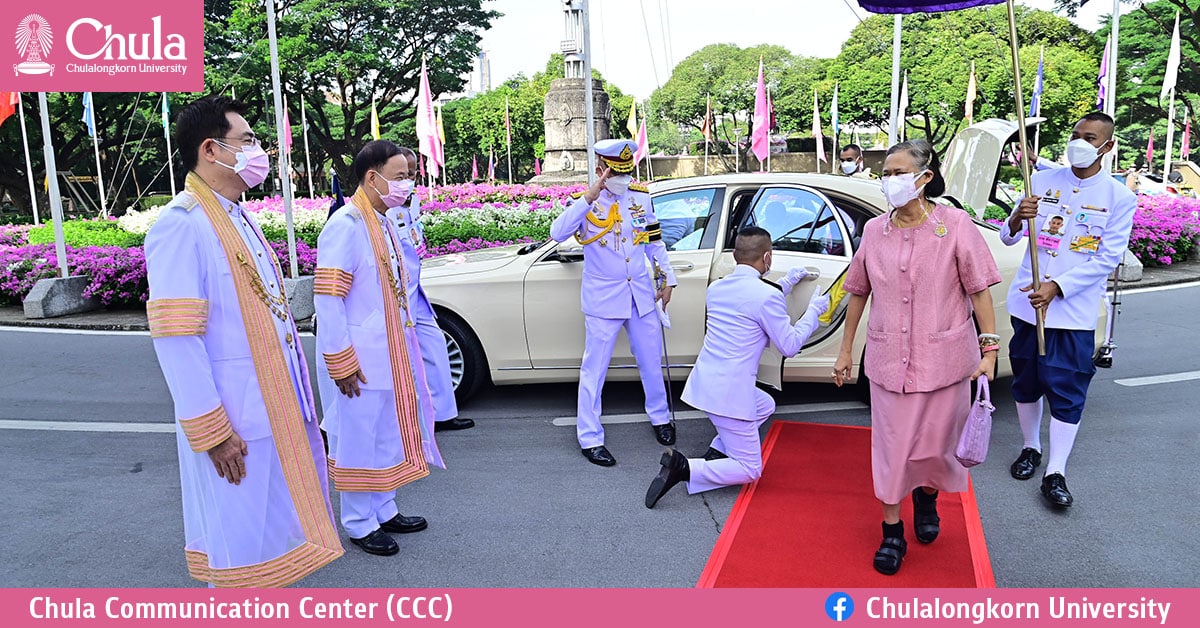 สมเด็จพระกนิษฐาธิราชเจ้า กรมสมเด็จพระเทพรัตนราชสุดาฯ สยามบรมราชกุมารี  เสด็จฯแทนพระองค์พระราชทานปริญญาบัตรแก่บัณฑิตจุฬาฯ ปีการศึกษา 2564 วันแรก