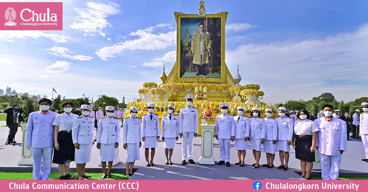 <strong>พิธีวางพุ่มดอกไม้ถวายสักการะพระบาทสมเด็จพระบรมชนกาธิเบศร มหาภูมิพลอดุลยเดชมหาราช บรมนาถบพิตร</strong>