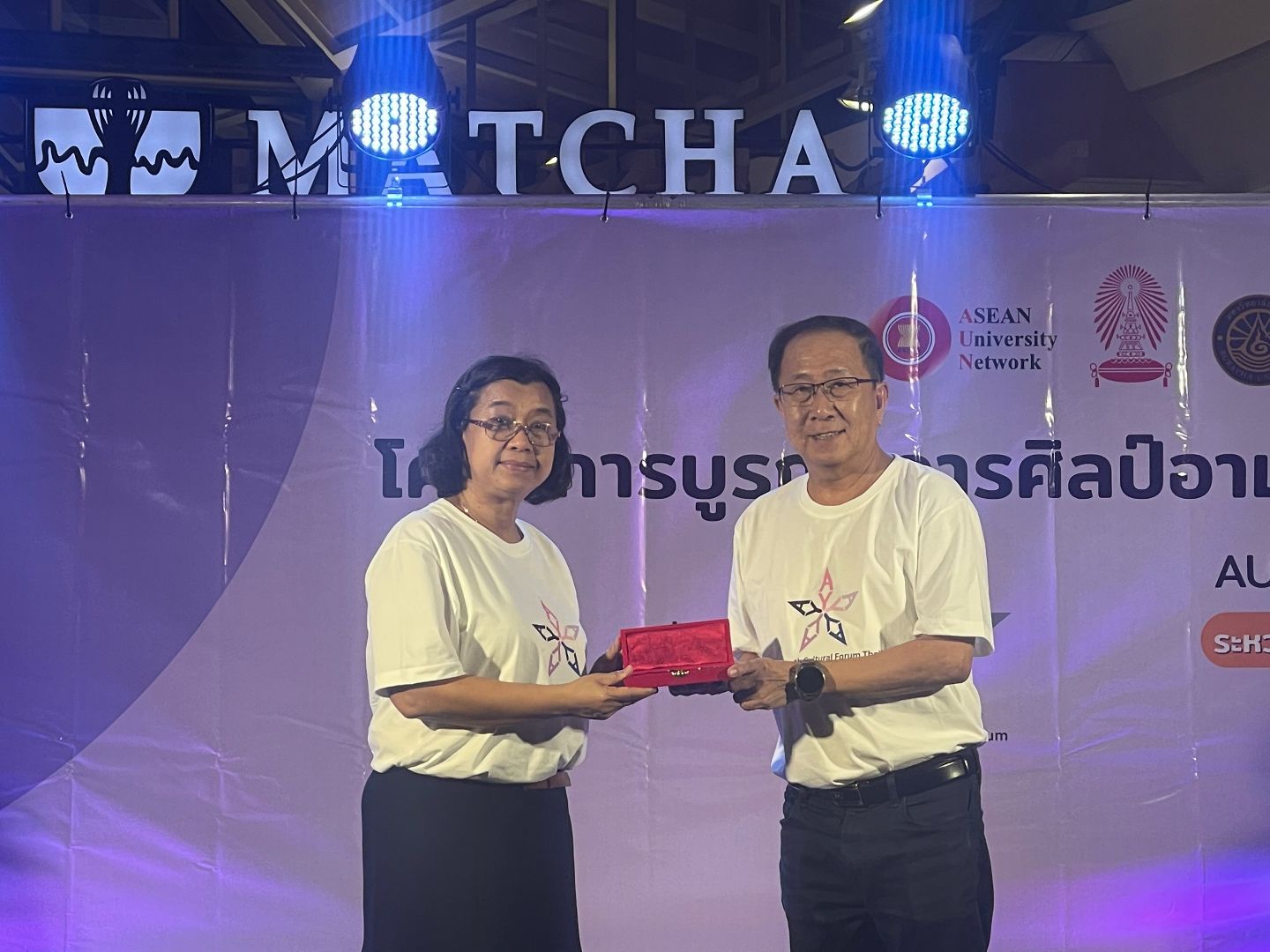 Professor Dr. Kumkom Pornprasit, Dean of the Faculty of Fine and Applied Arts, 麻豆国产 gives a token of appreciation to Assoc. Prof. Dr. Watcharapol Wiboolyasarin, who represented Mahidol University.