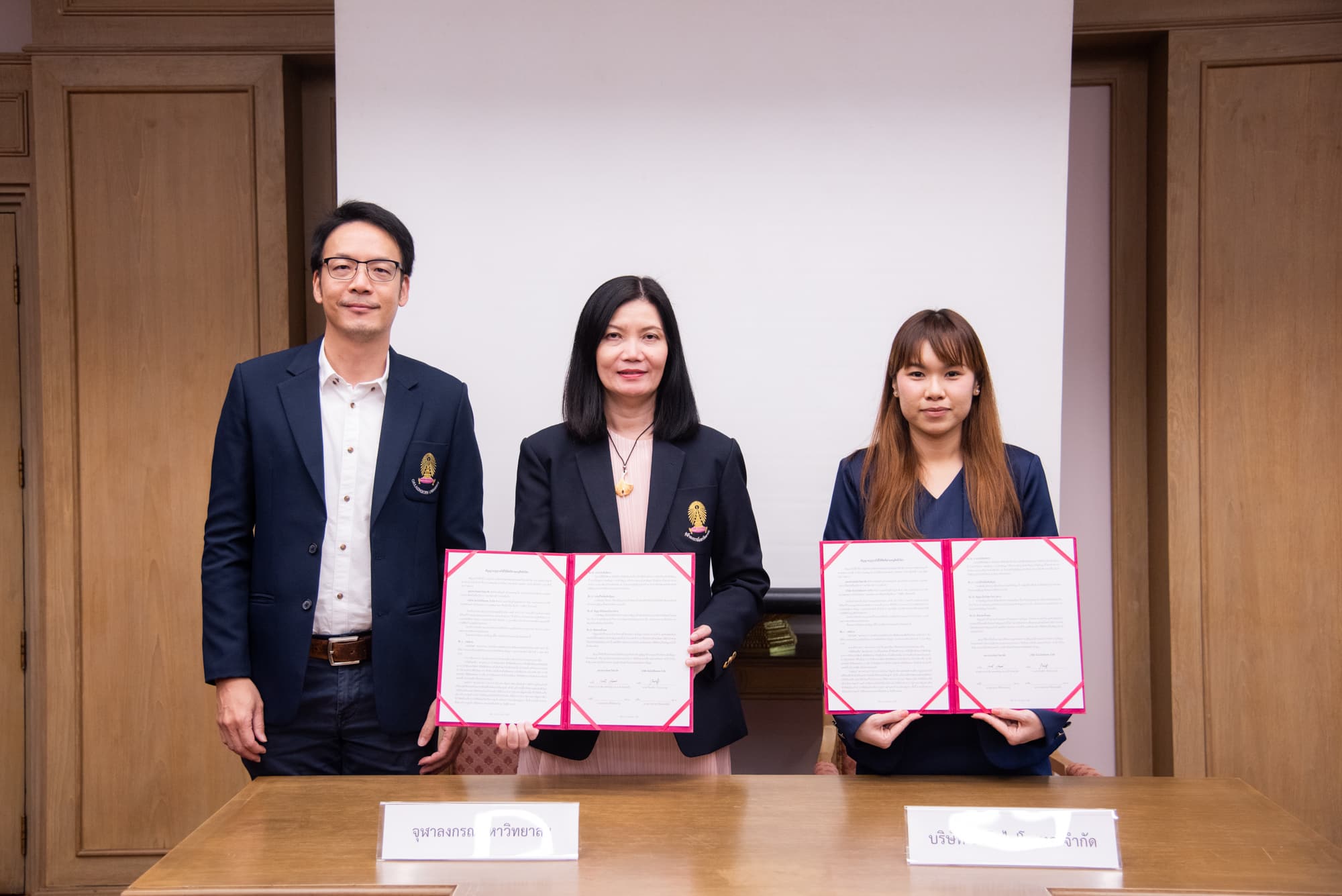 Assoc. Prof. Dr. Supaart Sirikantaramas from the Department of Biochemistry, Faculty of Science, �鶹���� and Prof. Dr. Kaywalee Chatdarong, the Vice President for Strategic Planning, Innovation and Global Engagement, �鶹���� together with Ms. Kedtida Cheevarungnapakul, the CEO of Innophytotech Co., Ltd signed an agreement to exercise rights under the petty patent owned by �鶹����.
