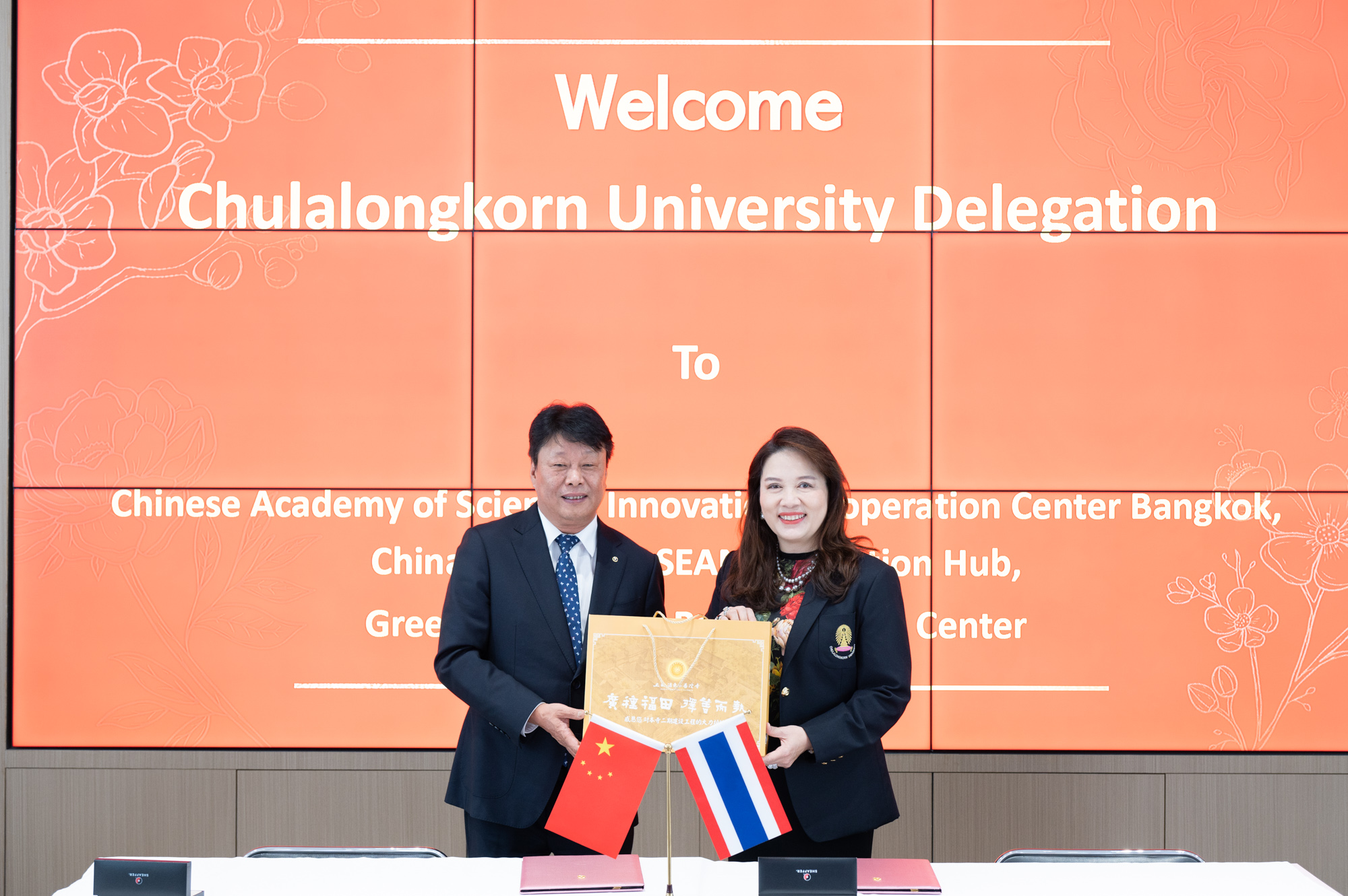 Dr. Jiang Biao, Director of CAS-ICCB (left) and Prof. Dr. Pornanong Aramwit, Acting Vice President for Research and Innovation, and Acting Dean, Faculty of Pharmaceutical Sciences, �鶹���� (right)