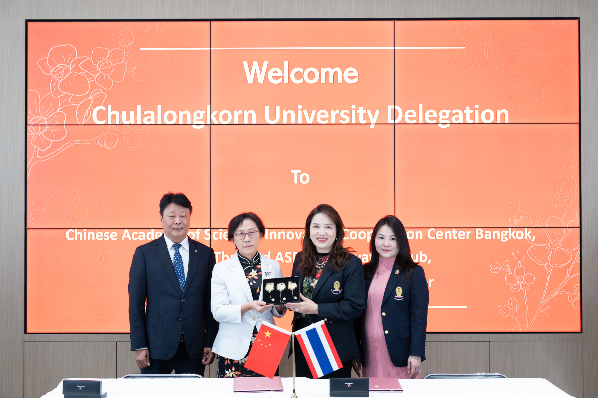 Dr. Jiang Biao, Director of CAS-ICCB (left) and Prof. Dr. Pornanong Aramwit, Acting Vice President for Research and Innovation, and Acting Dean, Faculty of Pharmaceutical Sciences, �鶹���� (right)