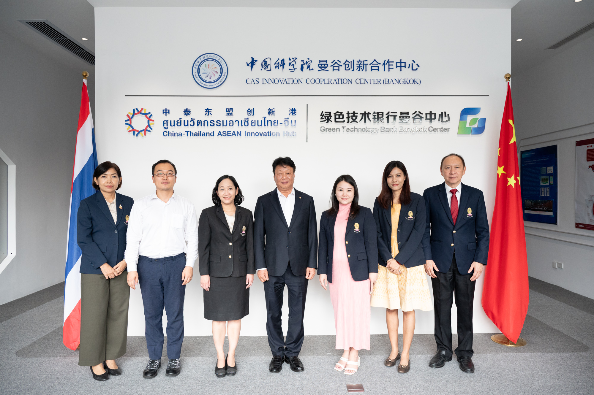 Dr. Jiang Biao, Director of CAS-ICCB (left) and Prof. Dr. Pornanong Aramwit, Acting Vice President for Research and Innovation, and Acting Dean, Faculty of Pharmaceutical Sciences, �鶹���� (right)