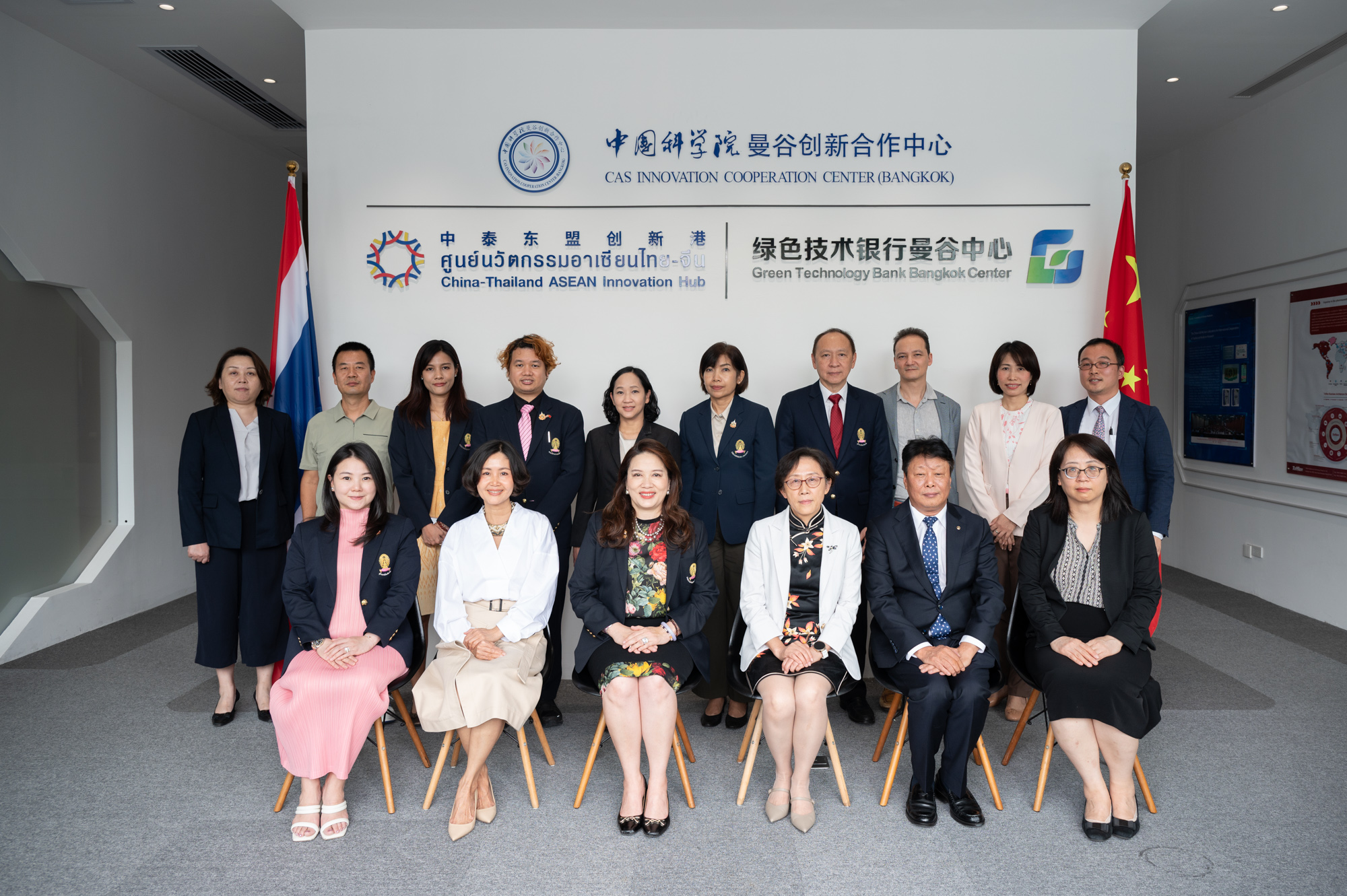 Dr. Jiang Biao, Director of CAS-ICCB (left) and Prof. Dr. Pornanong Aramwit, Acting Vice President for Research and Innovation, and Acting Dean, Faculty of Pharmaceutical Sciences, �鶹���� (right)