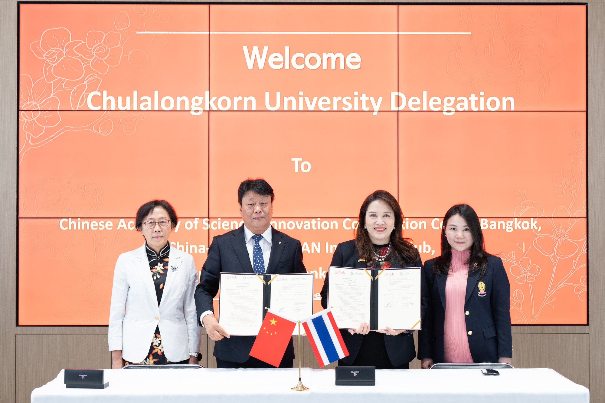 Dr. Jiang Biao, Director of CAS-ICCB (left) and Prof. Dr. Pornanong Aramwit, Acting Vice President for Research and Innovation, and Acting Dean, Faculty of Pharmaceutical Sciences, �鶹���� (right)