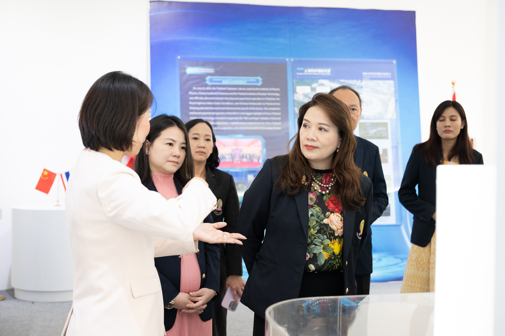 Dr. Jiang Biao, Director of CAS-ICCB (left) and Prof. Dr. Pornanong Aramwit, Acting Vice President for Research and Innovation, and Acting Dean, Faculty of Pharmaceutical Sciences, �鶹���� (right)
