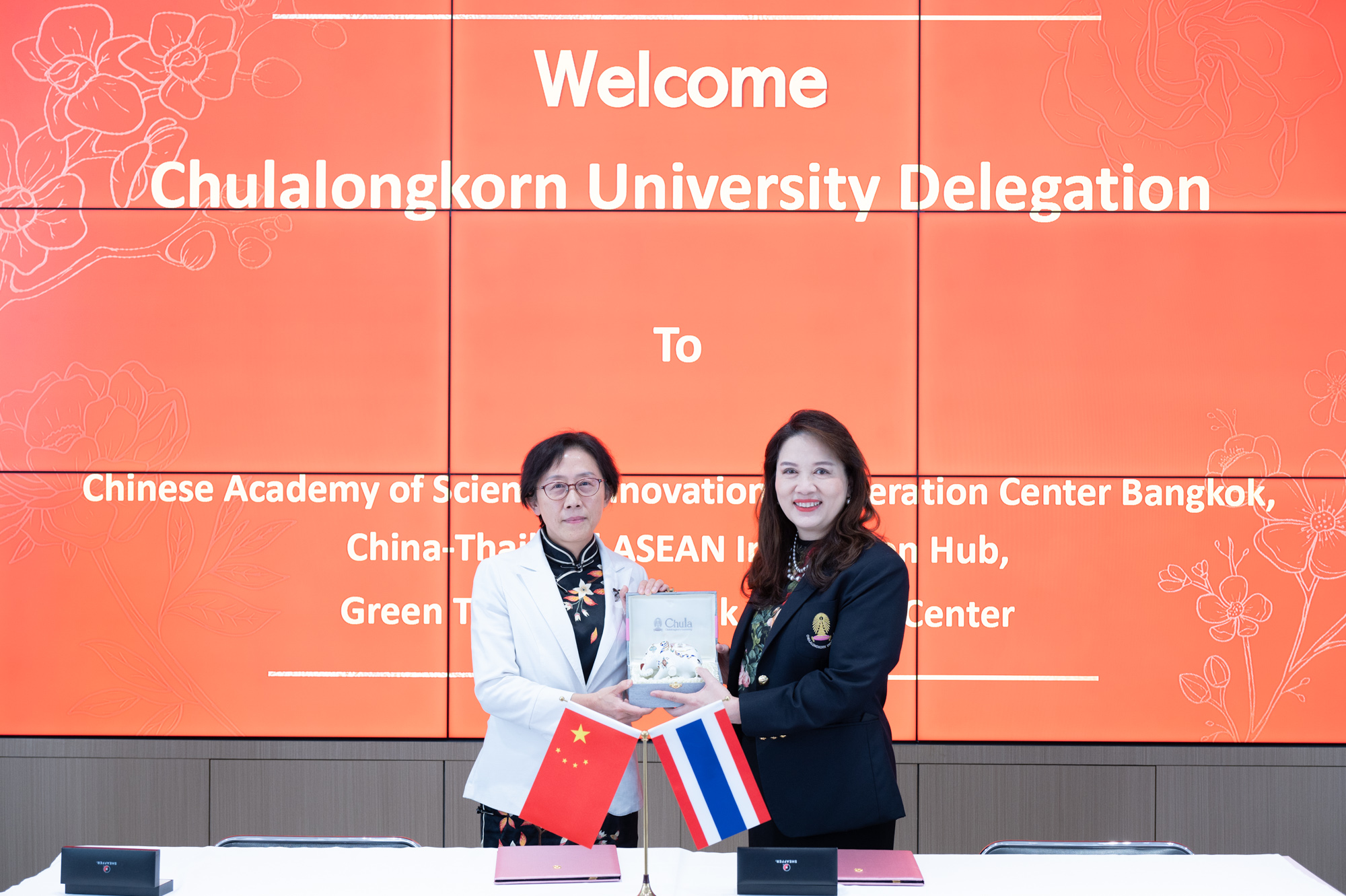 Dr. Jiang Biao, Director of CAS-ICCB (left) and Prof. Dr. Pornanong Aramwit, Acting Vice President for Research and Innovation, and Acting Dean, Faculty of Pharmaceutical Sciences, �鶹���� (right)