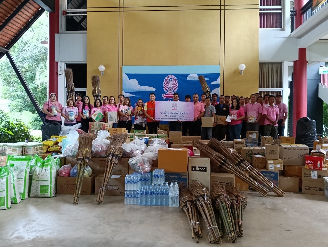 �鶹���� has provided relief through donations to help flood victims in Nan Province. The Centre of Learning Network for Region (CLNR), �鶹����, has delivered items purchased with donations through the account set up for receiving contributions for flood victims in Nan, 