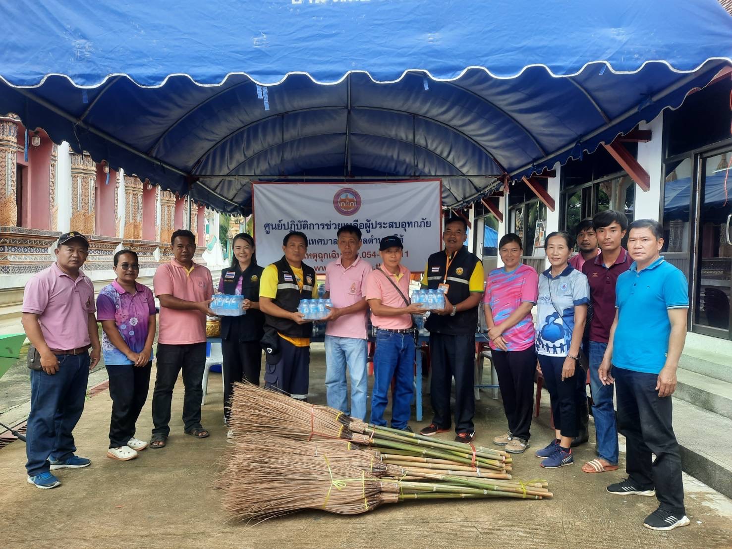 �鶹���� has provided relief through donations to help flood victims in Nan Province. The Centre of Learning Network for Region (CLNR), �鶹����, has delivered items purchased with donations through the account set up for receiving contributions for flood victims in Nan, 